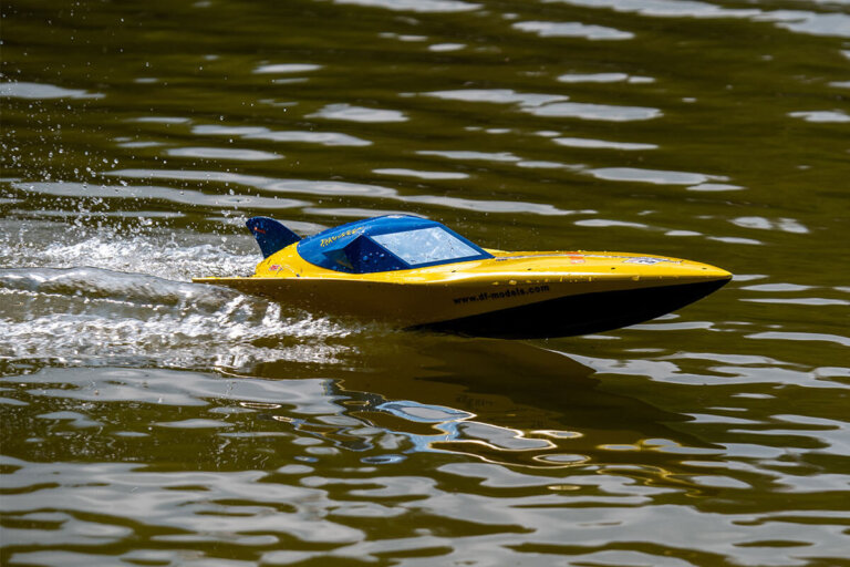 barco teledirigido