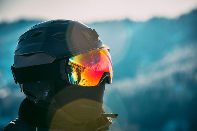 casco de esquí con visera