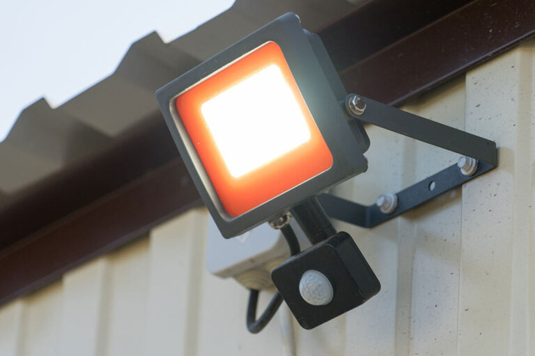 foco LED con detector de movimiento