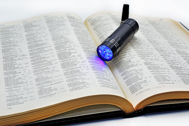 linterna UV